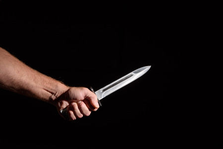 Giugliano, lite nella comunità per minori finisce a coltellate: due ragazzi feriti, aggressore in fuga