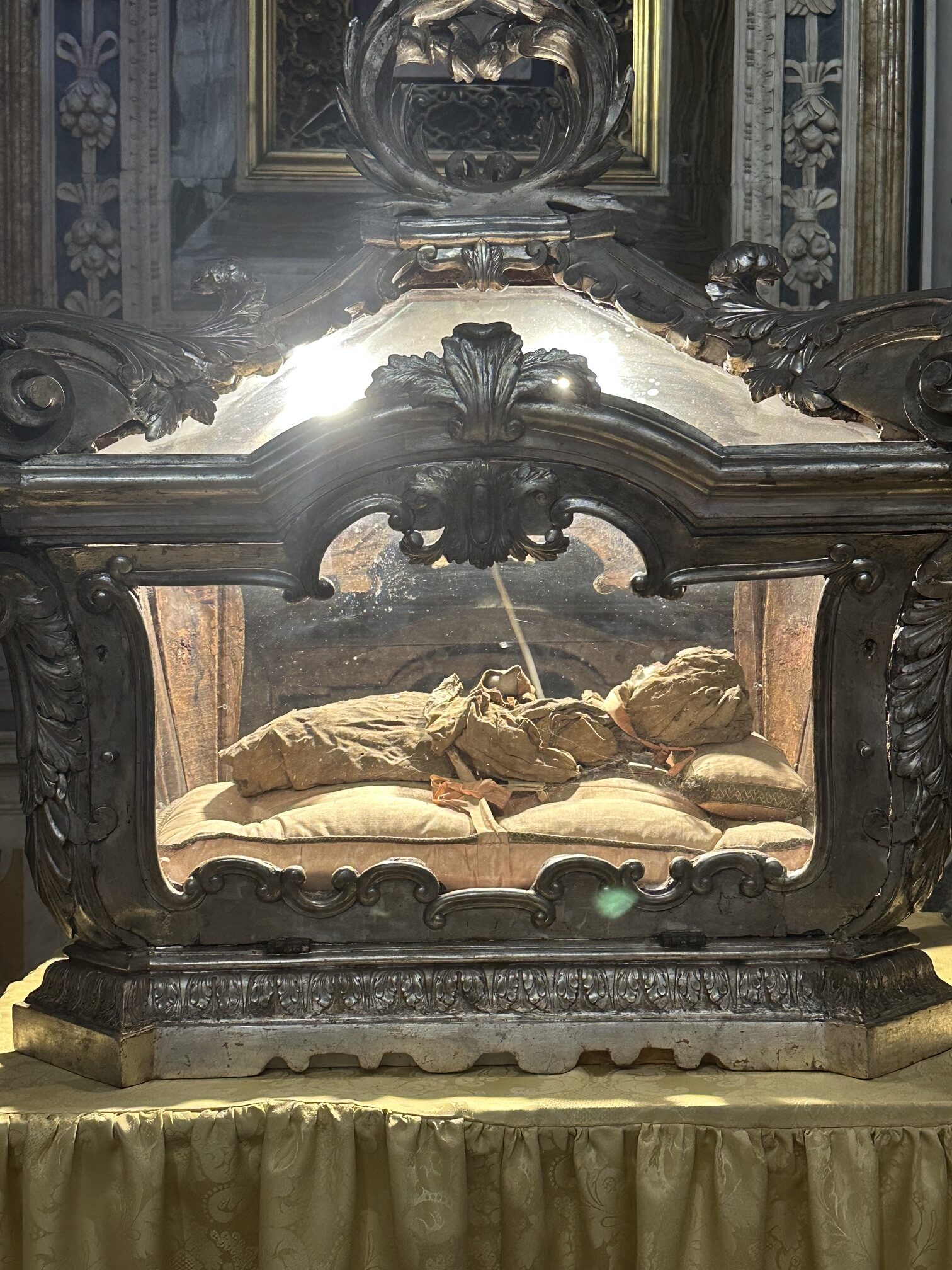 Il mistero del piccolo corpo nella Basilica dell’Annunziata di Napoli