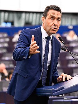 Sondaggi politici, Vannacci sfiora il 9,5%: senza Futuro Nazionale il centrodestra resta sotto il 40%