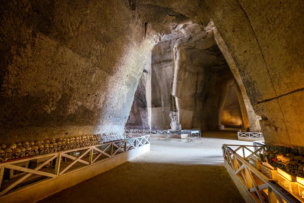 Cimitero delle Fontanelle, il cuore misterioso di Napoli tra storia e tradizione