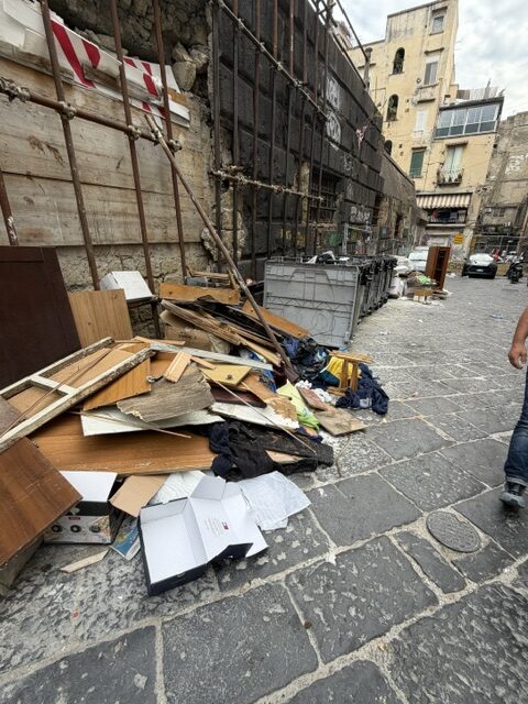 Rifiuti ai piedi di Castel Capuano, la discarica abusiva che resiste alle segnalazioni dei cittadini