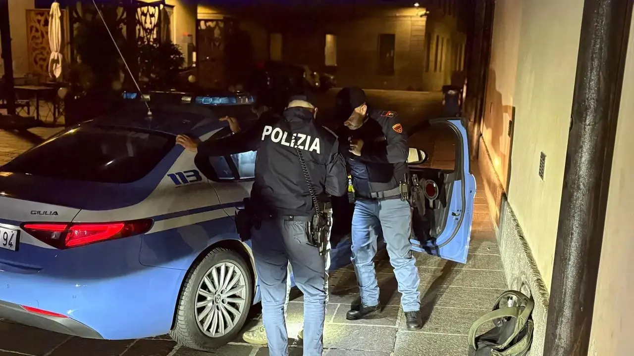 Spari nella notte a Pianura, colpi contro un palazzo: indaga la Squadra Mobile