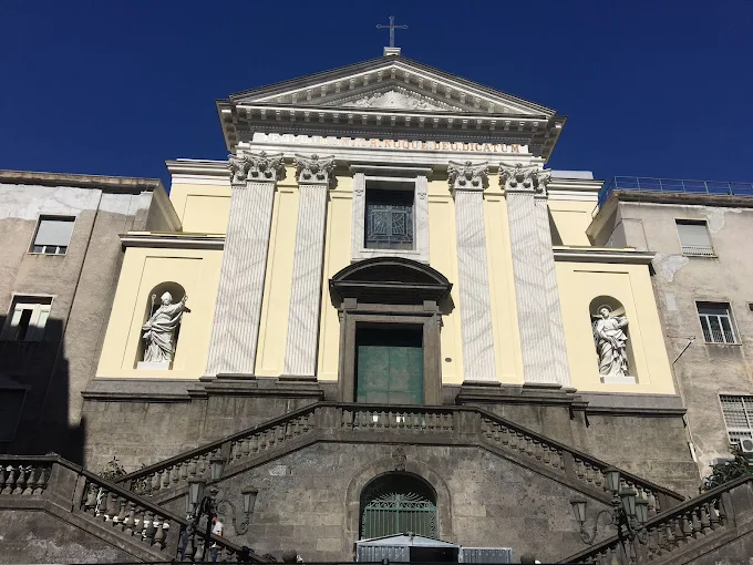 Nel cuore di Napoli, all’interno del complesso dell’Ospedale dei Pellegrini, si trova la Chiesa della Santissima Trinità dei Pellegrini